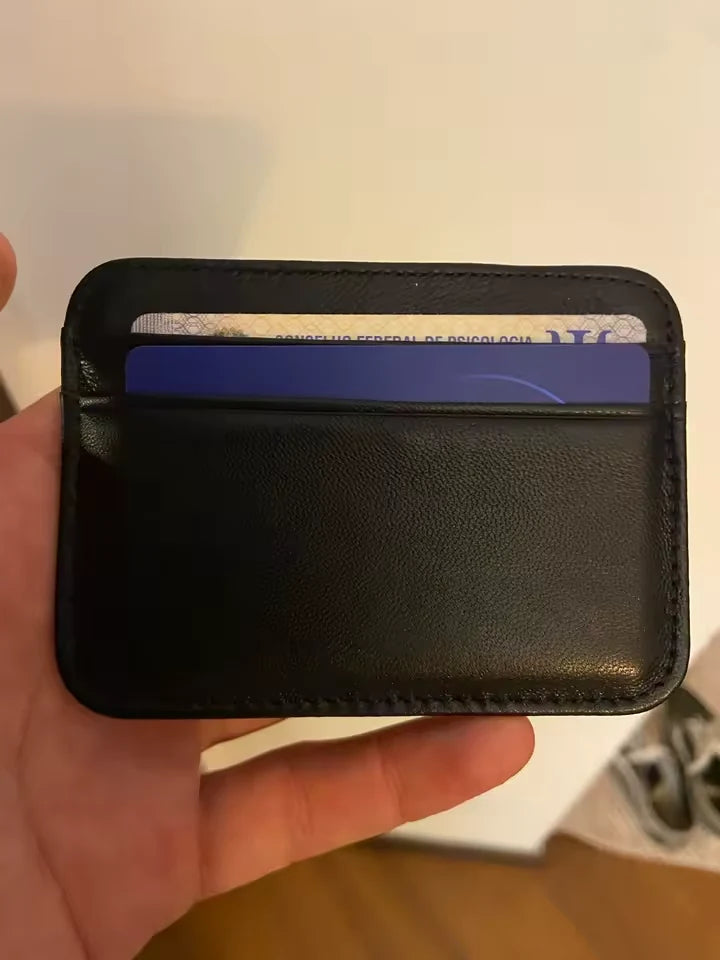 Cliente mostrando el tarjetero negro con sus tarjetas