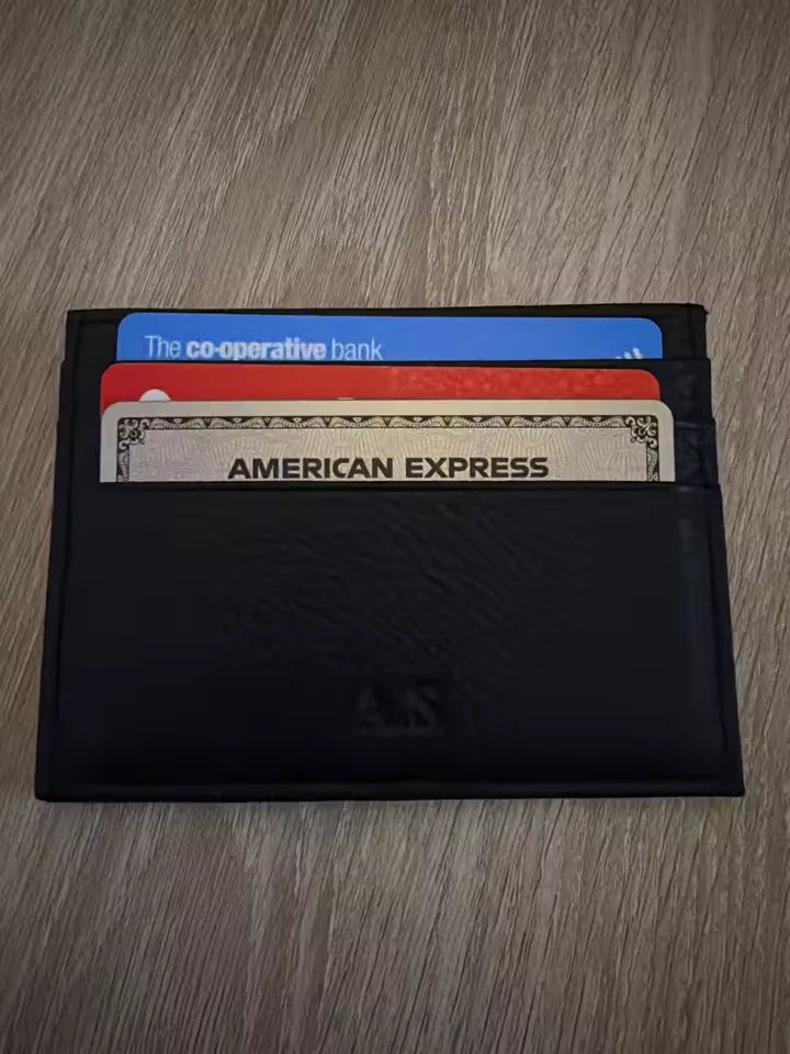 Tarjetero negro lleno de tarjetas sobre una mesa